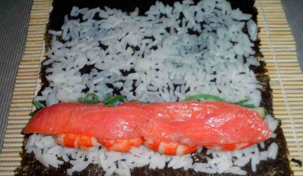 Новогодние роллы с креветками, лососем и овощами - вкусный рецепт